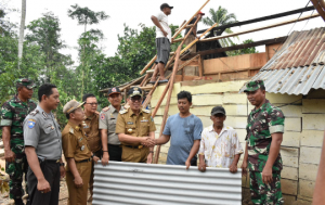 Zaiful Bokhari Tinjau Korban Puting Beliung Di Purbolinggo