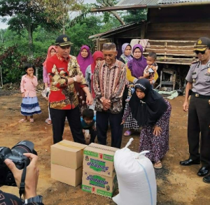 Peduli Warga, Parosil Kasih Bantuan Ke Korban Kebakaran