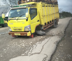 Prak! Patah Deh…..Gara-Gara Jalan Rusak Parah Di Rawajitu, Tulang Bawang