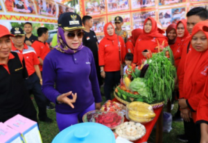 Gelar Pasar Murah, Ratusan warga Gedung Meneng Serbu Winarti