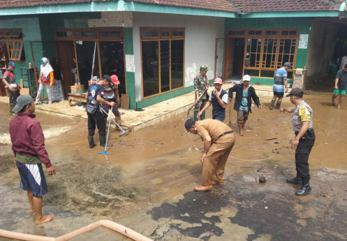 Hujan Deras, Rumah Warga Gedong Tataan Dikepung Banjir