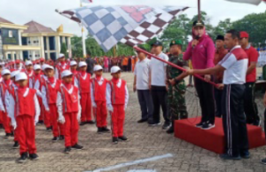 HUT Tulang Bawang, Winarti Lepas Lomba Gerak Jalan