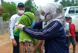 Bantu Masyarakat, Nessy Mustafa Pimpin Relawan Bersinar Lampung Tengah Semprot Disinfektan