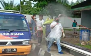 Cegah Penyebaran Corona, NasDem Lampung Tengah Semprotkan Disinfektan