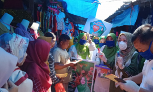 Tekan Virus Corona, Nessy Mustafa Bagikan Hand Sanitizer Ke Pedagang Pasar Mandala, Lampung Tengah