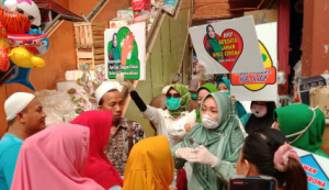 Peduli Lampung Tengah, Nessy Mustafa Bagikan 500 Hand Sanitizer Ke Pedagang Bandar Jaya Dan Kota Gajah