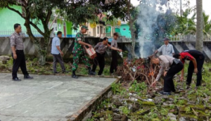 Jaga Kebersihan, Polisi Dibantu TNI Bersihkan Mapolres Way Kanan