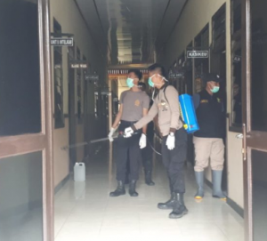 Tekan Corona, Polres Way Kanan Semprot Disinfektan