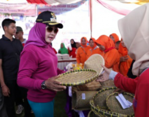 Kunjungi Meraksa Aji, Winarti Disuguhi Kerajinan Unik