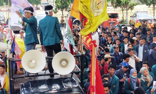Demo mahasiswa di depan kantor DPRD Lampung