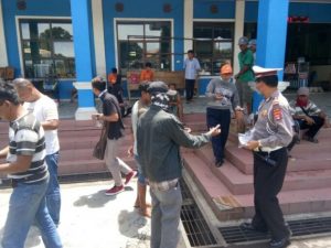 Bantu Masyarakat, Polres Way Kanan Bagikan Masker Gratis