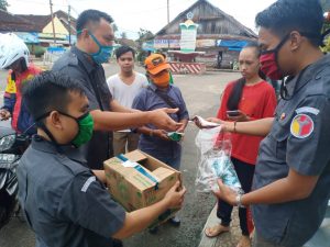 HUT Ke-12, Bawaslu Way Kanan Bagi-Bagi Masker