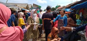 Bersama Relawan Bersinar, Nessy Mustafa Bagikan Ribuan Masker Dan Hand Sanitizer Di Rumbia, Gaya Baru Dan Seputih Surabaya