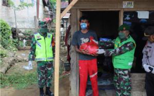 Bakti Ke Masyarakat, Kodim 0422 Lampung Barat Bagi-Bagi Sembako