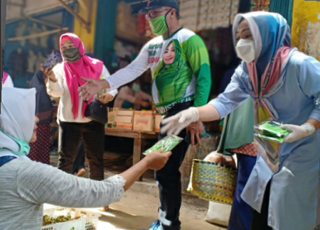 Perhatikan Kesehatan Warga, Nessy Mustafa Bagikan Ribuan Masker Dan Hand Sanitizer Di Pasar Kalirejo