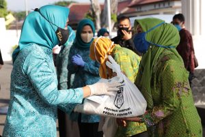 Ibu Riana Arinal Kembali Bagikan Sembako dan Nasi Kotak bagi Masyarakat Terdampak Covid-19