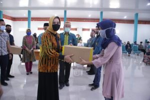 Ibu Riana Sari Arinal Berikan Bantuan Sembako bagi Mahasiswa Unila Terdampak Covid-19