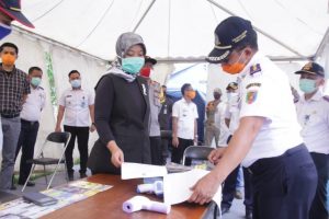 Cegah Penyebaran Covid-19, Petugas di Posko Check Point Pelabuhan Bakauheni Periksa Kelengkapan Surat Calon Penumpang