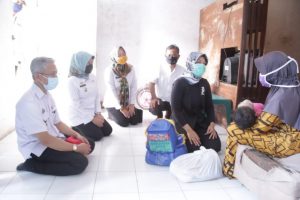 Ringankan Beban Masyarakat Terdampak Covid-19, Pemprov Lampung Bagikan Bantuan untuk Penyandang Disabilitas di Teluk Betung Utara, Bandarlampung