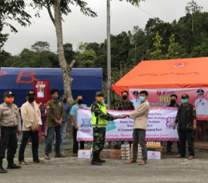 Pemuda Muhammadiyah Lampung Barat Bagi Makanan Dan Masker Ke Pos Pemantauan Kesehatan Covid-19