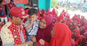 Asik, Bupati Lampung Tengah Kasih Bantuan Sembako ke Ratusan Penerima PKH di Kampung Harapan Rejo