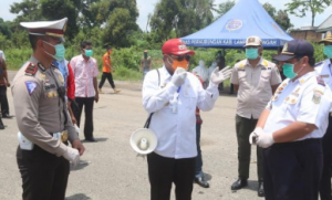 Deteksi Covid-19, Bupati Lampung Tengah Loekman Pimpin Screening Penumpang Bus di Posko Pemantauan Betan Subing