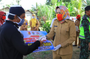 Lewat Baznas Tulang Bawang, Winarti Serahkan Bantuan Ke Para Guru Honor