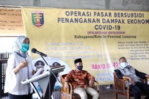 Wagub Chusnunia Buka Operasi Pasar Bersubsidi Ketiga untuk Penanganan Dampak Ekonomi Covid-19 di Tulang Bawang Barat