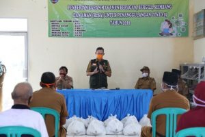 Sekdaprov Fahrizal Darminto Serahkan Bantuan Pangan B2SA kepada Masyarakat Terdampak Covid-19 di Kota Bandar Lampung