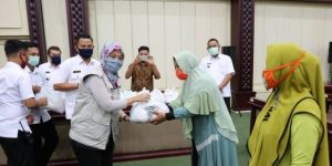 Pemprov Lampung Berikan Bantuan Sembako untuk Guru Mengaji Terdampak Covid-19