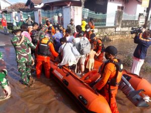 Basarnas Lampung bersama Tim SAR Gabungan Evakuasi Korban Banjir di Bandar Lampung