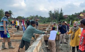 Datangi Warga Sukajawa, Nessy Mustafa Ikut Bantu Ngecor Masjid