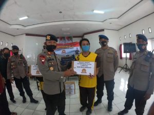 Brimobda Lampung Beri Bantuan Penyandang Disabilitas