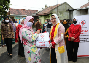 Bantu Korban PHK, Riana Sari Salurkan 175 Paket Sembako