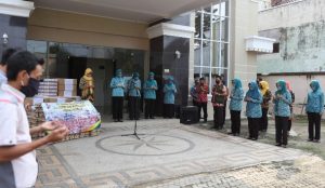 Kuatkan Semangat Hadapi Covid-19, Ibu Riana Arinal Beri Bantuan Telur dan Susu kepada Masyarakat dalam Program Jumat Barokah ke-8