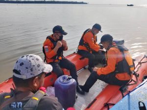 Basarnas Lampung bersama Tim SAR Cari Seorang Nelayan Tenggelam di Sungai Burung Teladas