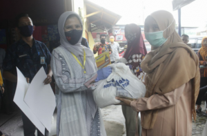 Nanda Indira Bantu 40 Paket Sembako Ke Pelaku UMKM Pesawaran