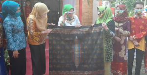 Ke Tanggamus, Riana Sari Arinal Launching Sarung Pelangi Belah Ketupat