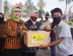 Jumat Berkah, Riana Sari Bagi-Bagi Paket Sembako