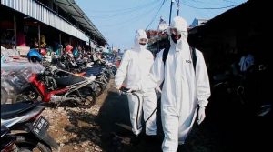 Cegah Penyebaran Covid-19  Kompi 2 Batalyon A Pelopor Semprotkan Desinfektan Di Pasar