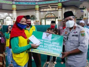 Bangkitkan Ekonomi, Loekman Serahkan Bantuan Modal ke Ratusan Pedagang Kaki Lima