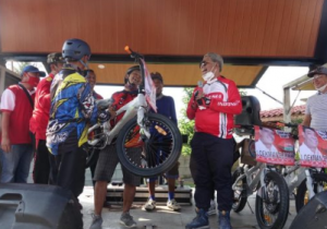 Jaga Stamina, Loekman Gowes Sepeda di Kecamatan Terbanggi Besar