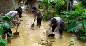 Polwan Polres Tanggamus Berjibaku Dengan Lumpur di Lokasi Banjir Semaka