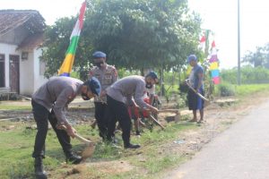 Meriahkan HUT RI Ke-75, Anggota Brimob Yon B Pelopor Ajak Warga Gotong Royong Pemasangan Bendera dan Pembersihan Jalan Irigasi