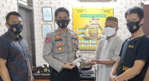 Warga Serahkan Senpi Rakitan Ke Polsek Talang Padang