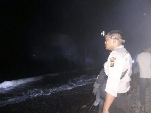 Bersama Tim Gabungan dan Warga Polsek Limau Lakukan Pencarian Korban Tenggelam di Pantai Ketapang