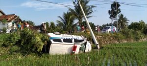 Ambulance Pesisir Barat Terguling di Semaka, Satlantas Polres Tanggamus Cek TKP