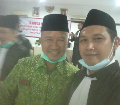 Ketua Dewan Pembina BPP PAI Drs. Mukhlis Basri berfoto selfie bersama Fajar Arifin, CEO Senator Media Group usai dilantik jadi advokat