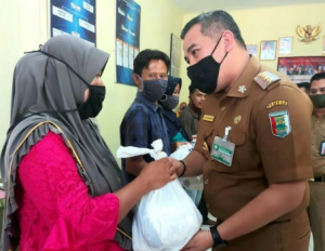 Dendi Bagikan Ribuan Paket Sembako ke Masyarakat Terdampak Covid-19