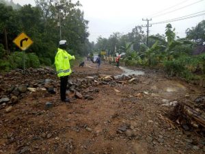 Sat Lantas Alihkan Arus Lalu Lintas di Lokasi Banjir dan Longsor Semaka